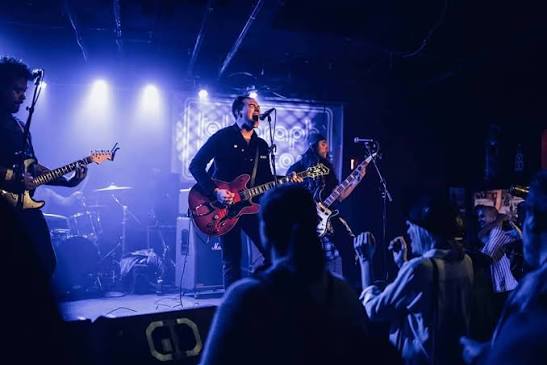 Palace - Band playing live